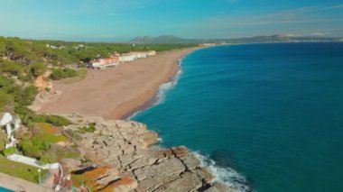 İnanılmaz Costa Brava kıyıları İspanya 'da Akdeniz boyunca uzanır. Katalonya, İspanya 'daki Platja del Grau plajının havadan görünüşü. İspanya 'da güzel bir seyahat yeri