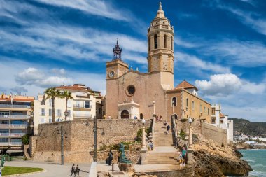 Sitges, İspanya - 3 Nisan 2024: Iglesia de San Bartolome y Santa Tecla Kilisesi Güneşli bir günde Katalonya, İspanya