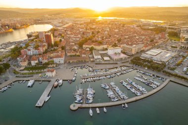 Koper kasabasının gündoğumunda ufuk çizgisi, Adriyatik deniz kıyısı, Istria bölgesi, Slovenya. Hava aracı görüntüsü. Koper şehrinin güzel sabah manzarası