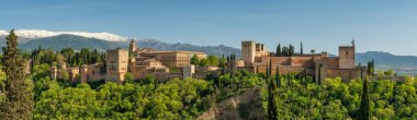 Granada, Endülüs, İspanya 'da güneşli bir günde tarihi Alhambra Sarayı. Eski Arap kalesi Alhambra 'nın büyük bir manzarası. Bahar mevsiminde Granadas 'ın ünlü kalesi