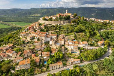 Hırvatistan 'ın Istria bölgesindeki Motovun kentinin hava manzarası. Tepedeki Ortaçağ Motovun Köyü.