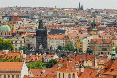 Çek Cumhuriyeti 'nin güneşli yaz gününde Prag Kalesi' nden görülen güzel Prag eski şehir manzarası. Praha şehrinin üst görünümü ufuk çizgisi