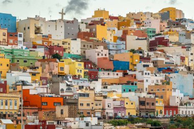 Las Palmas, Gran Canaria, İspanya 'daki renkli evler. Gran Canaria, Las Palmas Ciudad Alta 'da birçok renkli ev. Güneşli manzaralı eski bir kasaba.