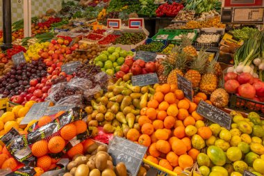 Gran Canary, İspanya - 24 Ocak 2023: Egzotik meyve çeşitliliği. Farklı tropikal meyvelerin karışımı. Renkli taze ve olgun meyveler.