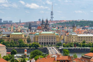 Çek Cumhuriyeti 'nin güneşli yaz gününde Prag Kalesi' nden görülen güzel Prag eski şehir manzarası. Praha şehrinin üst görünümü ufuk çizgisi