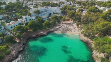 İspanya 'nın Balearic Adaları, Mallorca' daki Cala Petita plajının hava manzarası. Turkuaz su limanı ve beyaz kum plajı olan güzel Akdeniz kıyıları. Mallorca seyahat yeri
