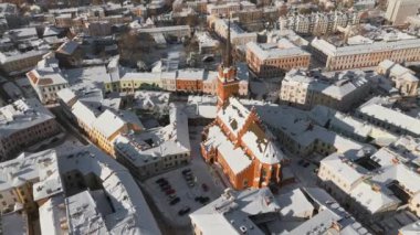 Polonya 'nın Malopolskie Voyvoda' sında, kar yağışlı bir günde Tarnow pazar meydanının hava görüntüsü. Kışın Rynek meydanı ve tarihi binaları kar kapladı. 