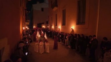 Verges, İspanya - 29 Mart - Kutsal Hafta 'da Danca de la Mort ya da Girona' nın Verges kentinde Semana Noel Baba, Katalonya, İspanya. Geleneksel kostümlü ve mumlu geçit töreni.. 