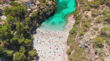 İspanya, Balearic Adaları, Mallorca 'daki Cala Pi Körfezi' nin hava manzarası. Turkuaz su limanı ve beyaz kumsal sahili ile Akdeniz kıyılarını sersemletiyor. Mallorca seyahat noktaları