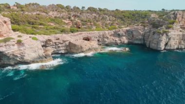 İspanya, Balearic Adaları, Mallorca 'daki Calo des Moro körfezinin hava görüntüsü. Turkuaz su limanı ve beyaz kumsal sahili ile Akdeniz kıyılarını sersemletiyor. Mallorca seyahat noktaları