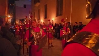 Verges, İspanya - 29 Mart - Kutsal Hafta 'da Danca de la Mort ya da Girona' nın Verges kentinde Semana Noel Baba, Katalonya, İspanya. Geleneksel kostümlü ve mumlu geçit töreni.. 