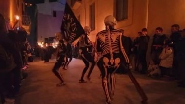 Verges, İspanya - 29 Mart - Kutsal Hafta 'da Danca de la Mort ya da Girona' nın Verges kentinde Semana Noel Baba, Katalonya, İspanya. Geleneksel kostümlü ve mumlu geçit töreni.. 