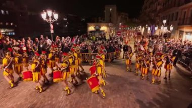 Girona, Katalonya, İspanya - 29 Mart 2024: Kutsal Cuma günü Roma askerleri ve tövbekârlar için düzenlenen Geçit Töreni 'nde Girona Yönetimi.