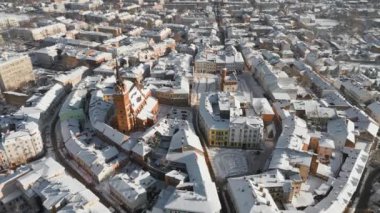 Polonya 'nın Malopolskie Voyvoda' sında, kar yağışlı bir günde Tarnow pazar meydanının hava görüntüsü. Kışın Rynek meydanı ve tarihi binaları kar kapladı. 
