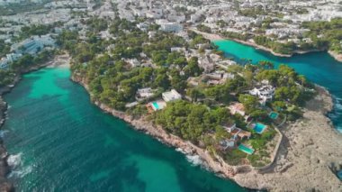 İspanya 'nın Balear Adaları, Mallorca' daki Cala Petita ve Cala Gran plajlarının hava manzarası. Turkuvaz su limanı ve beyaz kum plajı olan güzel Akdeniz kıyıları. 