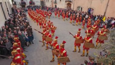 Verges, İspanya - 29 Mart: Kutsal Cuma geçidi, Roma askerleri Verges, Girona, İspanya 'da Kutsal Hafta veya Semana Noel Baba yürüyüşü sırasında yürüyorlar. 