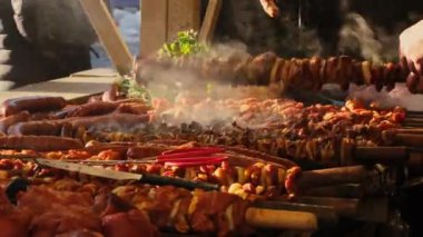 Polonya 'nın Krakow kentindeki bir Noel pazarında geleneksel Polonya sokak yemekleri. Bir şef geleneksel ızgara ve pişirilmiş ette rustik patates hazırlar. Aralık 'ta Yıllık Noel Fuarı