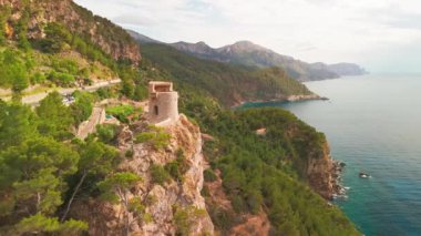 Torre des Verger, Mirador de ses Animes, Banyalbufa, Serra de Tramuntana, Mallorca, Balearic adaları, İspanya. Ortaçağ kulesinin Mayorka 'daki Akdeniz sahili manzarası inanılmaz.