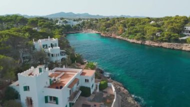 İspanya 'nın Balearic Adaları, Mallorca' daki Cala Petita plajının hava manzarası. Turkuaz su limanı ve beyaz kum plajı olan güzel Akdeniz kıyıları. Mallorca seyahat yeri