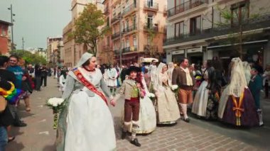 Valencia, İspanya - 8 Nisan 2024: Sant Vicente Ferrer Festivali alayı, Plaza de Ayuntamiento 'da geleneksel İspanyol elbiseli kadınlarla geçit töreni. 