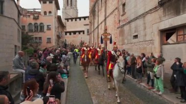 Girona, Katalonya, İspanya - 29 Mart 2024: Kutsal Cuma günü Roma askerleri ve tövbekârlar için düzenlenen Geçit Töreni 'nde Girona Yönetimi.