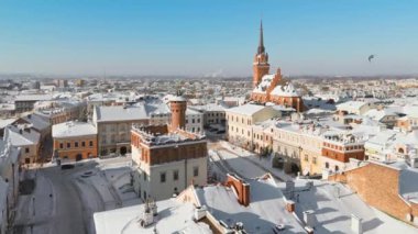 Polonya 'nın Malopolskie Voyvoda' sında, kar yağışlı bir günde Tarnow pazar meydanının hava görüntüsü. Kışın Rynek meydanı ve tarihi binaları kar kapladı. 