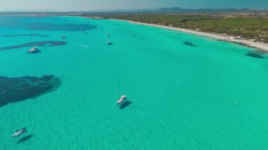 İspanya 'nın Balear Adaları, Mallorca' daki çarpıcı Akdeniz kıyılarının hava manzarası. Mallorca adasının turkuaz sularında huzur içinde demirlemiş yelkenliler..