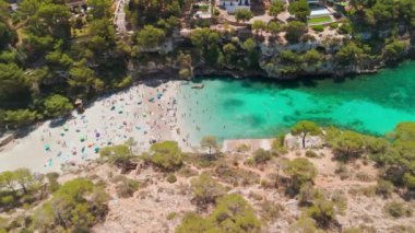 İspanya, Balearic Adaları, Mallorca 'daki Cala Pi Körfezi' nin hava manzarası. Turkuaz su limanı ve beyaz kumsal sahili ile Akdeniz kıyılarını sersemletiyor. Mallorca seyahat noktaları