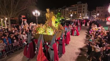 Girona, Katalonya, İspanya - 29 Mart 2024: Kutsal Cuma günü Roma askerleri ve tövbekârlar için düzenlenen Geçit Töreni 'nde Girona Yönetimi.