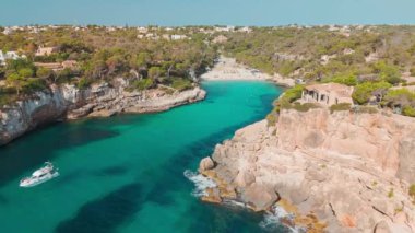 İspanya, Balearic Adaları, Mallorca 'daki Calo des Moro körfezinin hava görüntüsü. Turkuaz su limanı ve beyaz kumsal sahili ile Akdeniz kıyılarını sersemletiyor. Mallorca seyahat noktaları