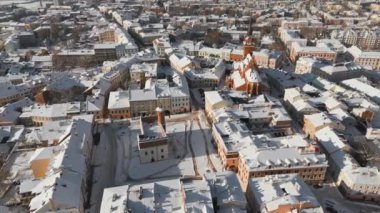 Polonya 'nın Malopolskie Voyvoda' sında, kar yağışlı bir günde Tarnow pazar meydanının hava görüntüsü. Kışın Rynek meydanı ve tarihi binaları kar kapladı. 