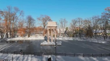 Tarnow, Polonya 'daki General Jozef Bem Mozolesi' nin hava görüntüsü. Şehir Parkı 'nda Kış Günü. Tarnow şehrinde kış, Malopolskie Voyvodalığı, Polonya