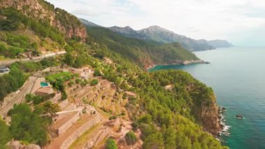 Torre des Verger, Mirador de ses Animes, Banyalbufa, Serra de Tramuntana, Mallorca, Balearic adaları, İspanya. Ortaçağ kulesinin Mayorka 'daki Akdeniz sahili manzarası inanılmaz.