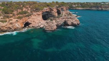 Es Pontas 'ın Mallorca adasındaki Akdeniz' deki kaya yayı görüntüsü. Mallorca, Balear Adaları, İspanya, Santanyi sahilinde doğal bir dönüm noktası. Mallorca Geçidi denilen büyük bir kaya parçası.