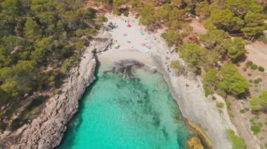 İspanya 'nın Balearic Adaları, Mallorca' da turkuaz deniz suyuyla küçük sevimli Calo des Borgit plajının hava manzarası. Akdeniz kıyısında beyaz kumlu güzel bir sahil. Mallorca seyahat yeri
