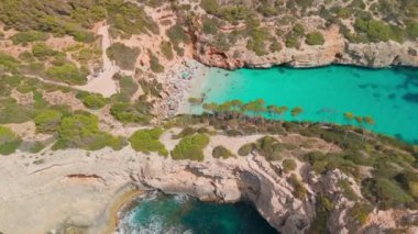 İspanya, Balearic Adaları, Mallorca 'daki Calo des Moro körfezinin havadan görüntüsü. Turkuaz su limanı ve beyaz kumsal sahili ile Akdeniz kıyılarını sersemletiyor. Mallorca seyahat noktaları
