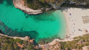 İspanya 'nın Balearic Adaları, Mallorca' daki Cala Llombards plajının yukarıdan görünüşü. Turkuaz su limanı ve beyaz kumsal sahili ile Akdeniz kıyılarını sersemletiyor. Mallorca seyahat noktaları