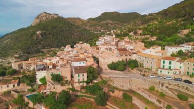 Serra de Tramuntana, Mallorca, Balearic Adaları 'ndaki tarihi teraslarıyla ünlü Banyalbufar köyünün hava manzarası. Mayorka adasının güzel Akdeniz kıyıları.