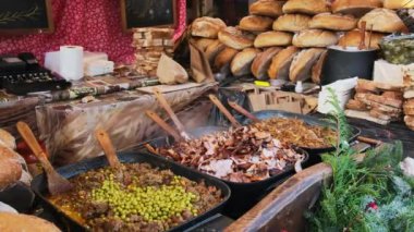 Polonya 'nın Krakow kentindeki Noel pazarında geleneksel Polonya yuvarlak ekmeği. Kırsal ekmek sandviçleri. Ana Meydan 'da geleneksel Polonya sokak yemekleri satan bir tezgah, Noel pazarında Krakow..