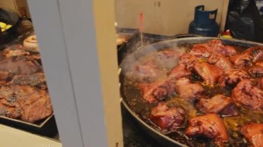 Polonya 'nın Krakow kentindeki bir Noel pazarında geleneksel Polonya sokak yemekleri. Bir şef geleneksel ızgara ve pişirilmiş et hazırlar. Aralık 'ta yıllık Noel Fuarı. Sabit görüntü