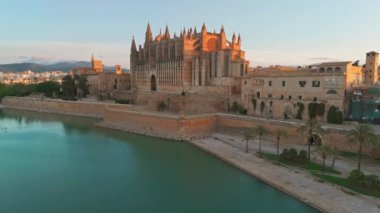 Santa Maria Katedrali, Palma de Mallorca, Mallorca, Balear Adaları, İspanya. Güneş doğarken Majorca 'daki Columbarios La Seu' nun hava manzarası.. 
