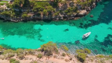 İspanya, Balearic Adaları, Mallorca 'daki Cala Pi Körfezi' nin hava manzarası. Turkuaz su limanı ve beyaz kumsal sahili ile Akdeniz kıyılarını sersemletiyor. Mallorca seyahat noktaları