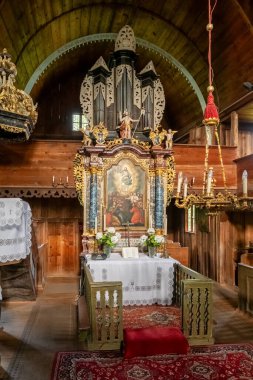 Banska Bystrica, Slovakya - 25 Mayıs 2023: Hronsek, Banska Bystrica, Slovakya 'daki tahta protestan kilisesinde sunak. Unesco Dünya Mirası Bölgesi.