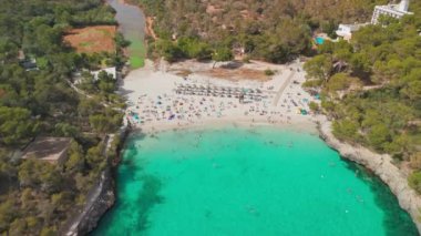 İspanya 'nın Balear Adaları, Mallorca' daki turkuaz deniz suyuyla Cala Mondrago sahilinin hava manzarası. Akdeniz kıyısında beyaz kumlu güzel bir sahil. Mallorca seyahat yeri