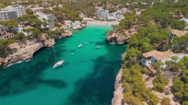 İspanya, Balearic Adaları, Mallorca 'daki Platja de Santanyi plajının hava manzarası. Turkuaz su limanı ve beyaz kumsal sahili ile Akdeniz kıyılarını sersemletiyor. Mallorca seyahat yeri
