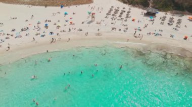 İspanya 'nın Balear Adaları, Mallorca' daki turkuaz deniz suyuyla Cala Mondrago sahilinin hava manzarası. Akdeniz kıyısında beyaz kumlu güzel bir sahil. Mallorca seyahat yeri