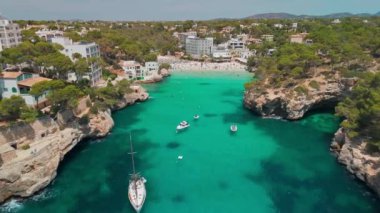 İspanya, Balearic Adaları, Mallorca 'daki Platja de Santanyi plajının hava manzarası. Turkuaz su limanı ve beyaz kumsal sahili ile Akdeniz kıyılarını sersemletiyor. Mallorca seyahat yeri