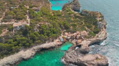 İspanya, Balearic Adaları, Mallorca 'daki Cala SAlmonia plajının hava manzarası. Turkuaz su limanı ve kayalık kıyıları olan güzel Akdeniz kıyıları. Almunia Sahili