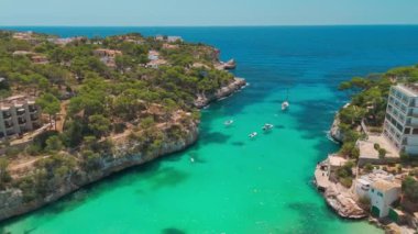 İspanya, Balearic Adaları, Mallorca 'daki Platja de Santanyi plajının hava manzarası. Turkuaz su limanı ve beyaz kumsal sahili ile Akdeniz kıyılarını sersemletiyor. Mallorca seyahat yeri