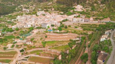 Serra de Tramuntana, Mallorca, Balearic Adaları 'ndaki tarihi teraslarıyla ünlü Banyalbufar köyünün hava manzarası. Mayorka adasının güzel Akdeniz kıyıları.